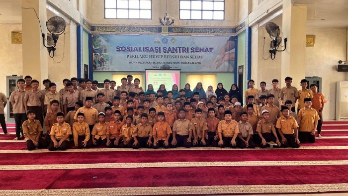 TP PKK Aceh dan DWP DPDA Gelar Sosialisasi PHBS untuk Santri MUQ Pagar Air